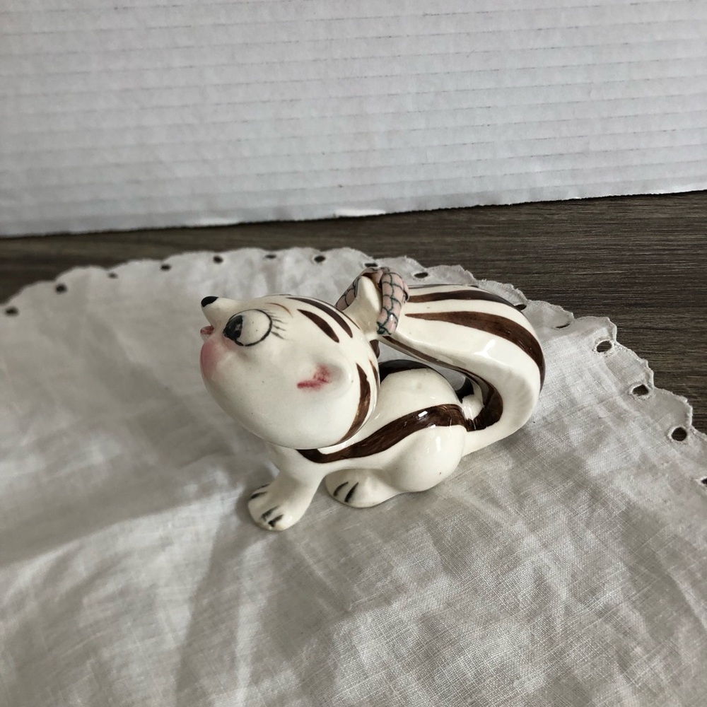 Vtg Anthropomorphic Chipmunk Figurine - Picture 4 of 15